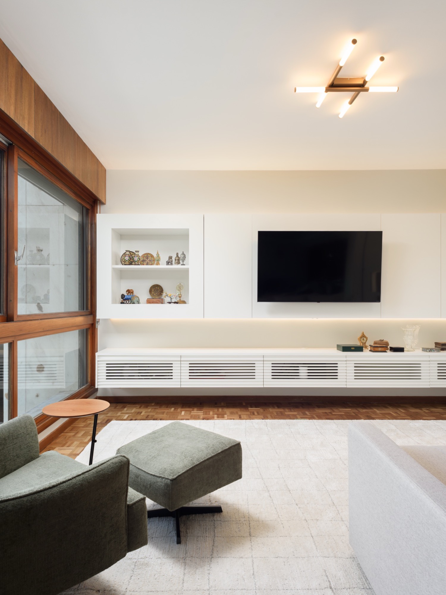 Ambiente planejado pela Di Casa Italínea — sala de estar com móveis sob medida